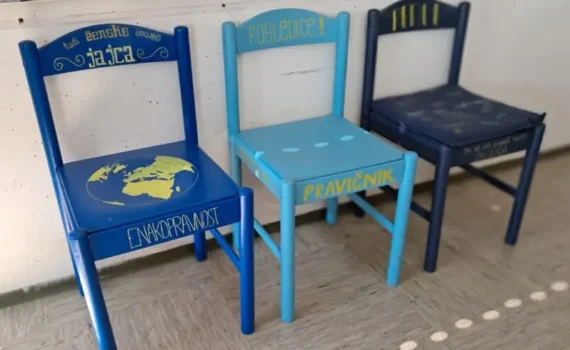 Trije modri stoli z napisi o miru, enakopravnosti in pravičnosti, ustvarjeni v okviru Unescovega projekta.