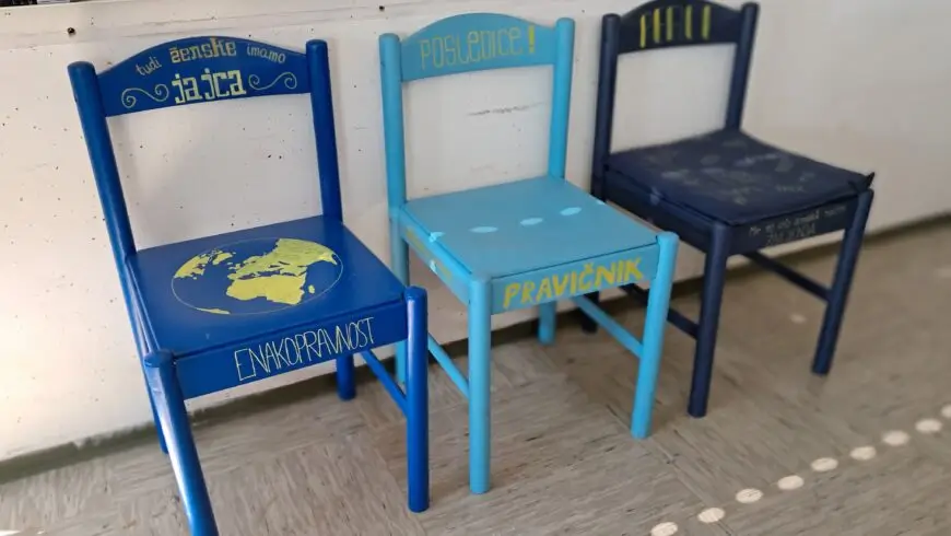 Trije modri stoli z napisi o miru, enakopravnosti in pravičnosti, ustvarjeni v okviru Unescovega projekta.