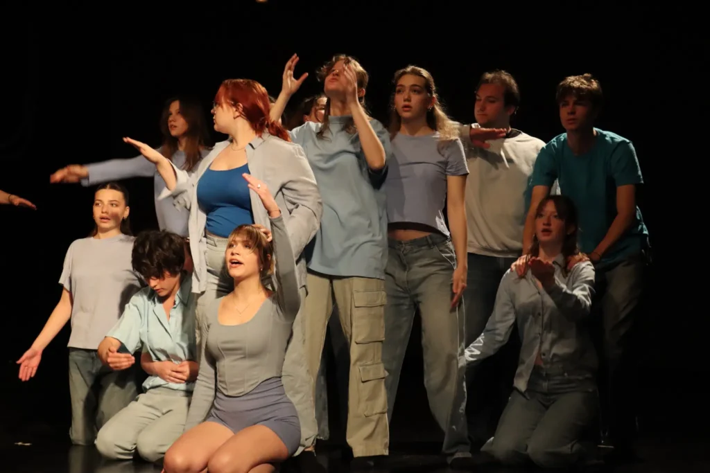 Dijaki uprizarjajo prizor iz predstave Umetna inteligenca