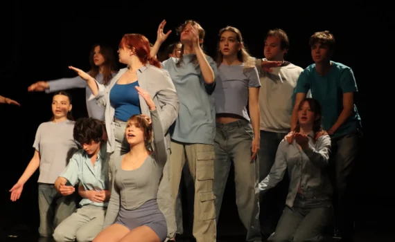 Dijaki uprizarjajo prizor iz predstave Umetna inteligenca