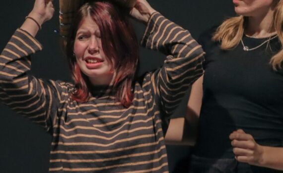 dijakinji nastopata na impro predstavi