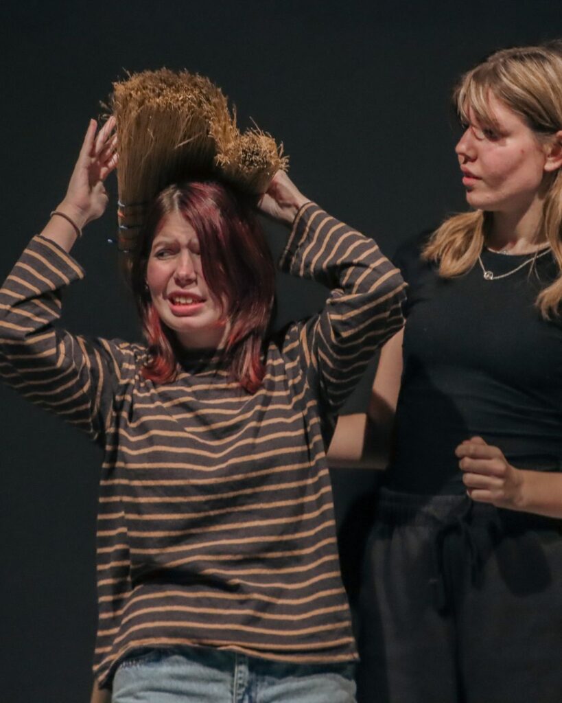 dijakinji nastopata na impro predstavi