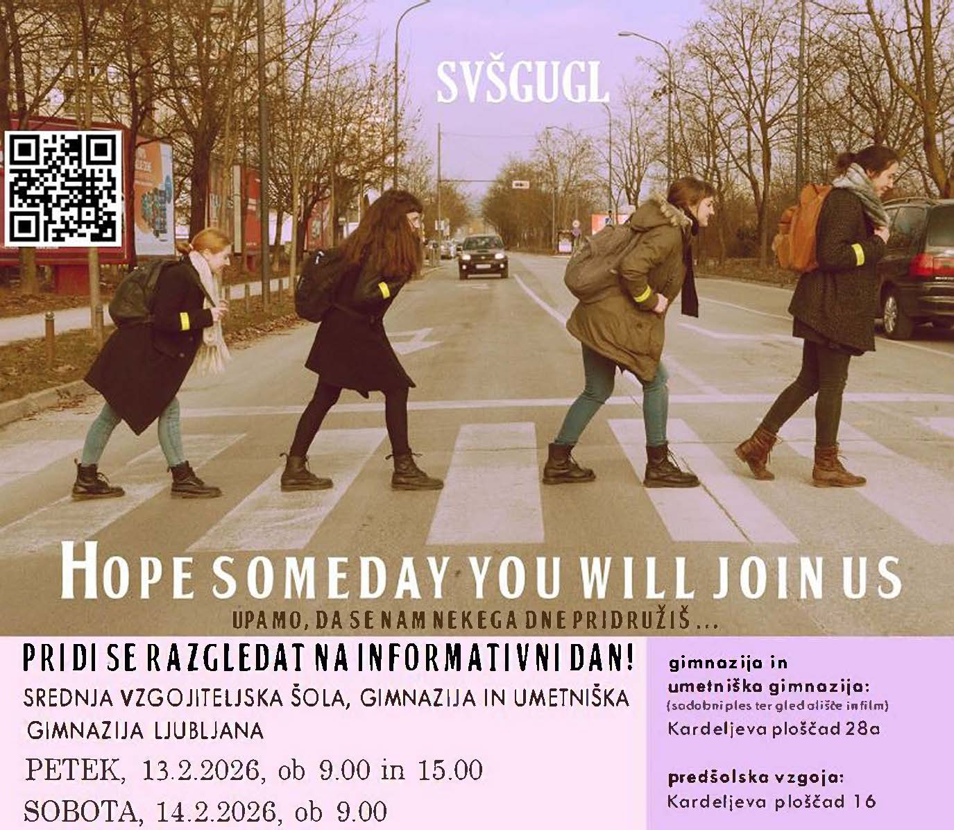 Nasmejana dijakinja v razredu se igra med dejavnostjo s šolskim terapevtskim psom